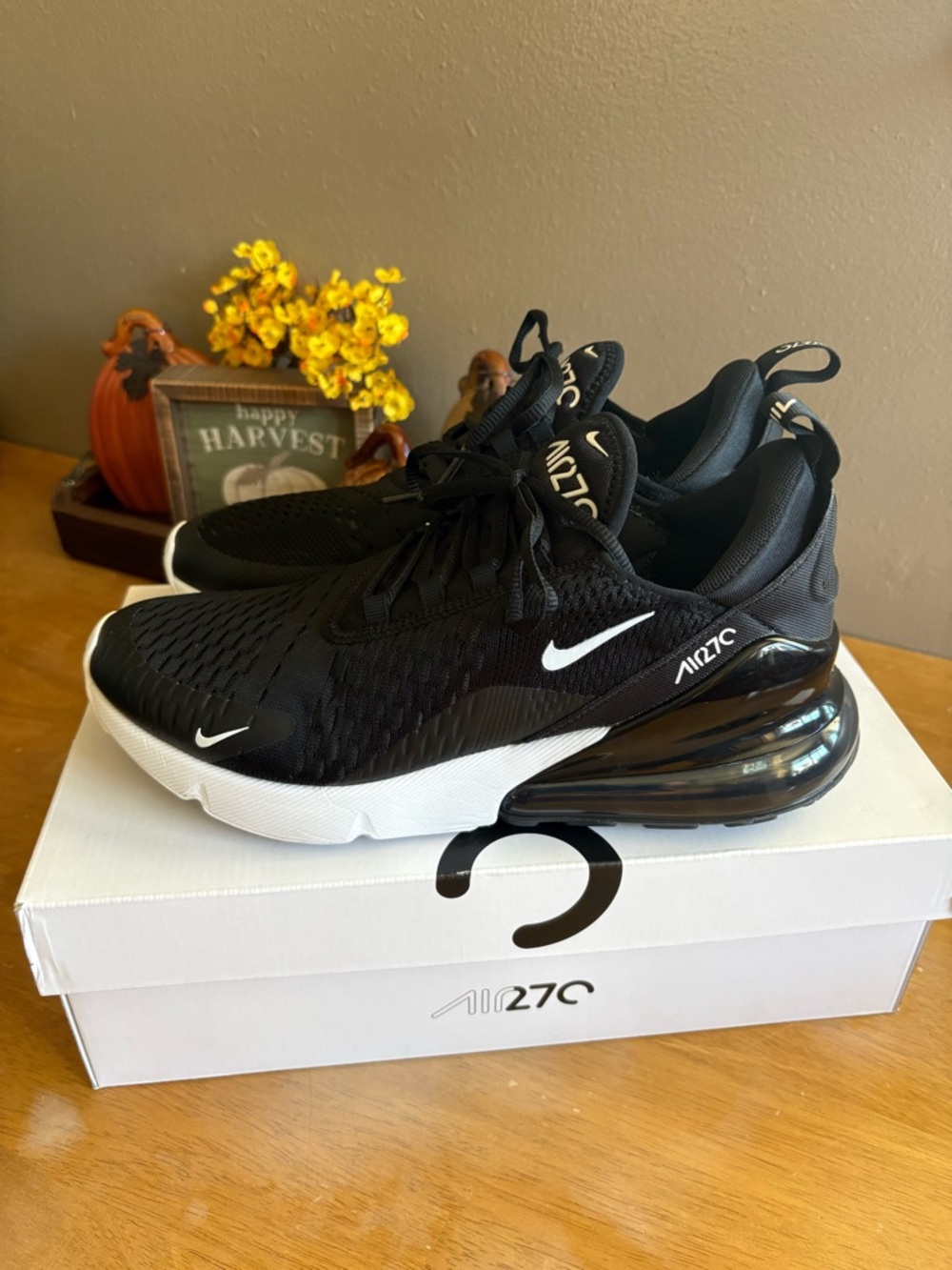 Nike Womens Air Max 270 Black and white Shows